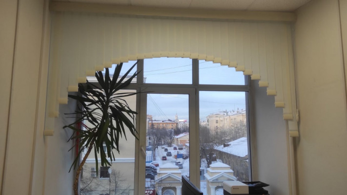 Жалюзи вертикальные арка с декоративным валансом, ткань Бомбей Алебастр_ВМВ-03.